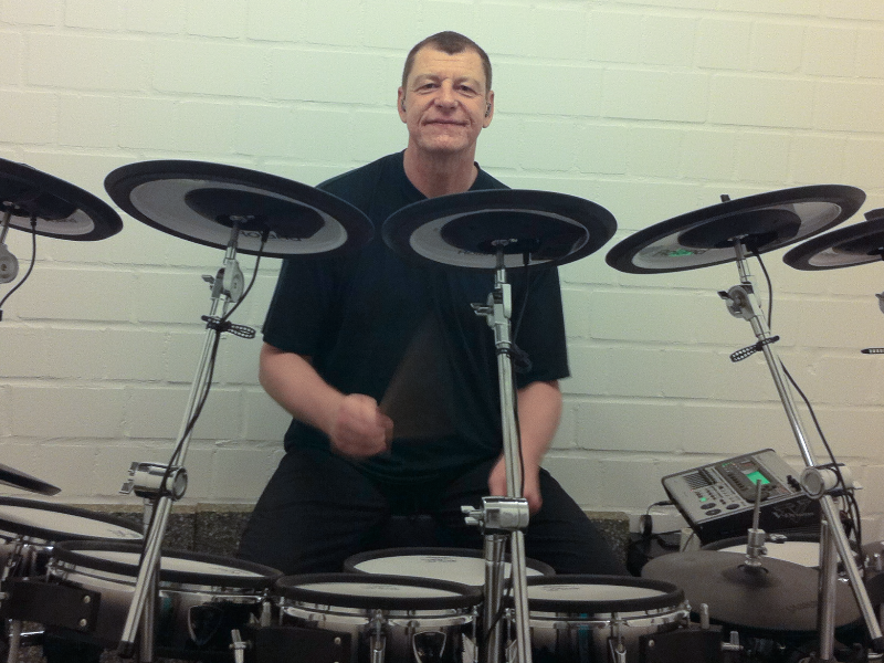 Peter hinter den E-Drums