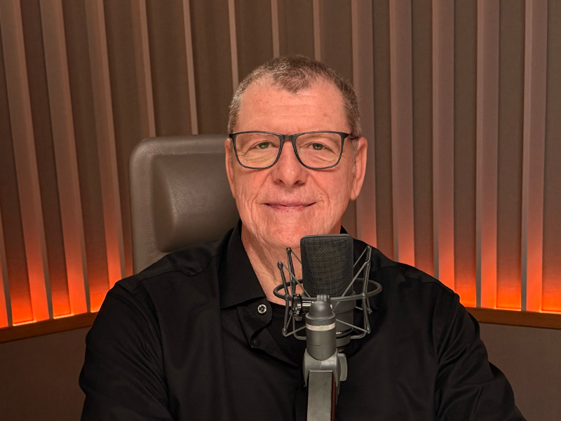 Peter Patten als Podcast-Moderator im Studio